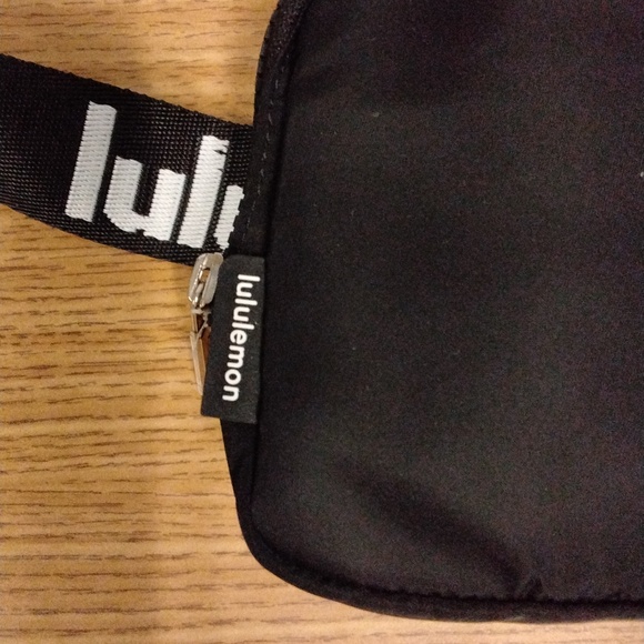 Lululemon Black Everywhere Belt Bag - Picture 3 of 5